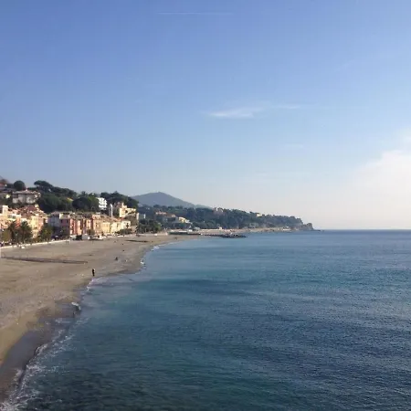 Ferienwohnung Fur 4 Personen Ca 60 M In Albisola Superiore, Italienische Riviera Palmenriviera Apartment *